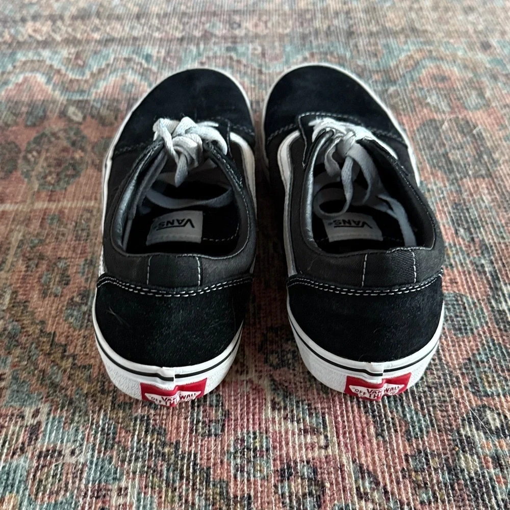 Van's Old Skool Black and White Classic Sneaker Size 5 Youth
